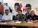 direktur-advokasi-tkn-ade-irfan-pulungan-saat-jumpa-pers-di-posko-cemara.jpg