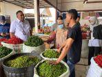 direktur-alsintan-andi-nur-alam-syah-melakukan-pemantauan-bahan-pokok-di-pasar-almahira.jpg
