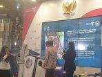 direktur-asia-pacific-rayon-basrie-kamba-secara-simbolis-memberikan-scarf-kepada-k.jpg