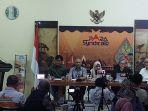 direktur-eksekutif-para-syndicate-ari-nurcahyo-di-mimbar-memberikan-pandangan.jpg