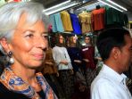 direktur-pelaksana-imf-temani-jokowi-blusukan-ke-tanah-abang_20180226_203026.jpg