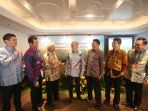 direktur-pt-provident-agro-tbk-budianto-purwahjo-paling-kiri-berbincang-bersama_20170421_171136.jpg