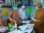 direktur-rsud-cut-nyak-dhien-meulaboh-putri-fathiyah-melakukan-pengecekan.jpg