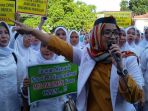 direktur-rsud-dr-ibnu-sutowo-baturaja-dr-dr-rynna-dyana-memimpin-aksi-demo-ke_20170929_145020.jpg