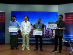 direktur-sido-muncul-irwan-hidayat-saat-menyerahkan-bantuan.jpg