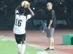 direktur-teknik-timnas-u-23-kamboja-keisuke-honda-yang-mengenakan-busana-santai.jpg