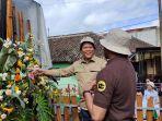 direktur-united-tractors-edhie-sarwono-saat-berkunjung-ke-desa-unity.jpg