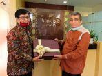 direktur-utama-bank-bjb-syariah-indra-falatehan-melayani-langsung-transaksi.jpg