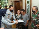 direktur-utama-jasa-raharja-rivan-a-purwantono-menyerahkan-santunan.jpg