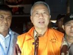 dirjen-hubla-kemenhub-antonius-tonny-budiono-rompi-oranye-ditahan-petugas-kpk-di-ru_20170825_052934.jpg