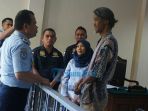 dirjen-imigrasi-dr-ronny-franky-sompie-berbincang-dengan-terdakwa-akira_20181005_094813.jpg