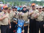 dirjen-perlindungan-dan-jaminan-sosial-harry-hikmat-topi-merah-samping-anggota-komisi-8-dpr_20170409_152633.jpg