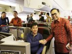 dirut-garuda-indonesia-arif-wibowo-salami-penumpang_20160401_102229.jpg
