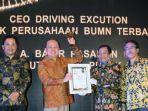 dirut-pupuk-kaltim-bakir-pasaman-penghargaan.jpg