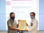 dirut-ririek-terima-sertifikat-iso-sucofindo.jpg