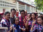 disela-blusukan-warga-gelong-baru-ajak-djarot-foto-bareng_20170314_102159.jpg