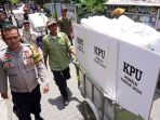 distribusi-logistik-pemilu-2024-ke-tps-kota-bandung_20240213_194746.jpg