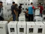 distribusi-logistik-pilkada-sumut_20180622_211340.jpg