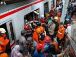 Evakuasi Dramatis Korban Kecelakaan Maut Kereta di Bekasi: Gerbong KRL Khusus Perempuan Rusak Parah