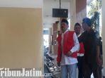 ditahan-terdakwa-hanis-wahyudi-dan-rais-nurwanto-alias-basir-dibawa-ke-tahanan.jpg