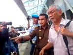 ditangkap-aparat-kejaksaan-negeri-bandung_20160516_130315.jpg