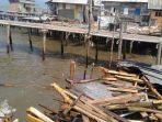 diterjang-ombak-3-meter-tengah-malam-rumah-di-atas-laut-pesisir.jpg