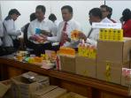 ditreskrimsus-polda-jambi-amankan-ratusan-kotak-kosmetik-ilegal_20161010_154057.jpg