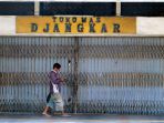 ditutup-karena-psbb-pasar-baru-bandung-sepi_20200520_233019.jpg