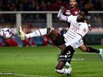divock-origi-menerjang-bola.jpg