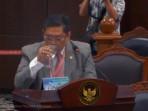 diyanto-minum-di-sela-sela-dirinya-menyampai.jpg