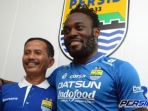 djadjang-nurdjaman-berfoto-bersama-pemain-anyarnya-michael-essien_20170314_180547.jpg