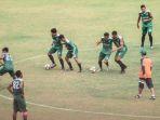 djadjang-nurdjaman-memimpin-latihan-para-pemain-persebaya.jpg