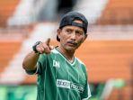 djadjang-nurdjaman-pelatih-persebaya-surabaya-3.jpg