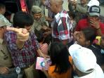 djarot-bagi-buku_20150127_182756.jpg