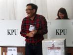 djarot-dan-istri-gunakan-hak-pilih_20170215_113413.jpg