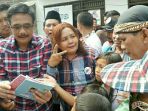 djarot-saat-membagikan-buku-tulis-di-kelurahan-papanggo_20161123_173406.jpg