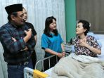 djarot-saiful-hidayat-ditemani-istrinya-happy-farida-saat-menjenguk-julia-perez_20170317_191957.jpg