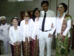 djarot-saiful-hidayat-happy-farida-istri-dan_20141217_140135.jpg