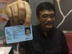 djarot-saiful-hidayat-memperlihatkan-e-ktp-miliknya_20180608_142130.jpg