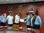 djk-kemenkumham-saat-memberikan-izin-operasional1.jpg