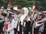 Aksi Bela Palestina, Ribuan Muslim Indonesia TTD di Atas Kain Kafan Sepanjang 1 Kilometer