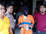doddy-barang-bukti-yang-ia-dapat-dari-hasil-gendam-di-mapolsek-blimbing_20171027_155919.jpg