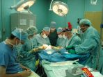 dokter-bedah-di-ruang-operasi_20180205_173034.jpg
