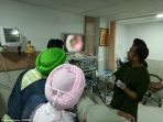 dokter-berusaha-mengeluarkan-plastik-dari-perut-arjun-sah_20171111_204735.jpg
