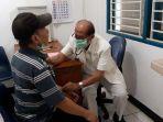 dokter-mangku-sitepoe-84-saat-sedang-mengobati-pasien.jpg