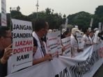 dokter-muda-demo-di-istana-merdeka_20180719_155401.jpg