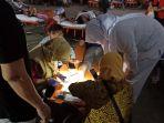 dokter-sedang-mengambil-tindakan-medis-terhadap-warga-yang-terluka.jpg