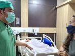 dokter-sulis-dan-keluarga-pasien-ibu-wiwi.jpg