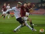 dominik-plechaty-lawan-samu-castillejo.jpg
