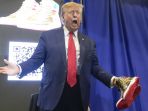 donald-trump-luncurkan-sepatu-emas-koleksi-terbatas_20240221_084354.jpg